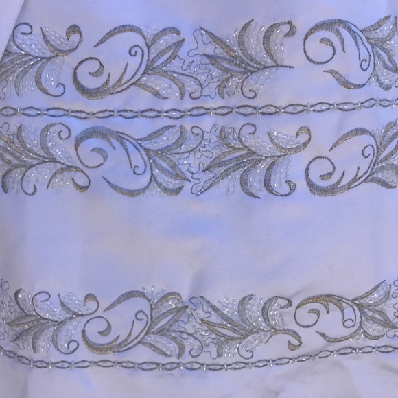 2 Be Wedding Dress - Picture 4 of 9